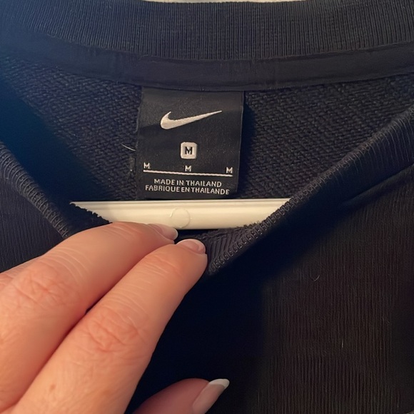 NIKE WOMENS BLACK OVERSIZED MED. CROP LONGSLEEVE SWEATER W/ GRAY TEXTURED SWOOSH - Picture 3 of 6